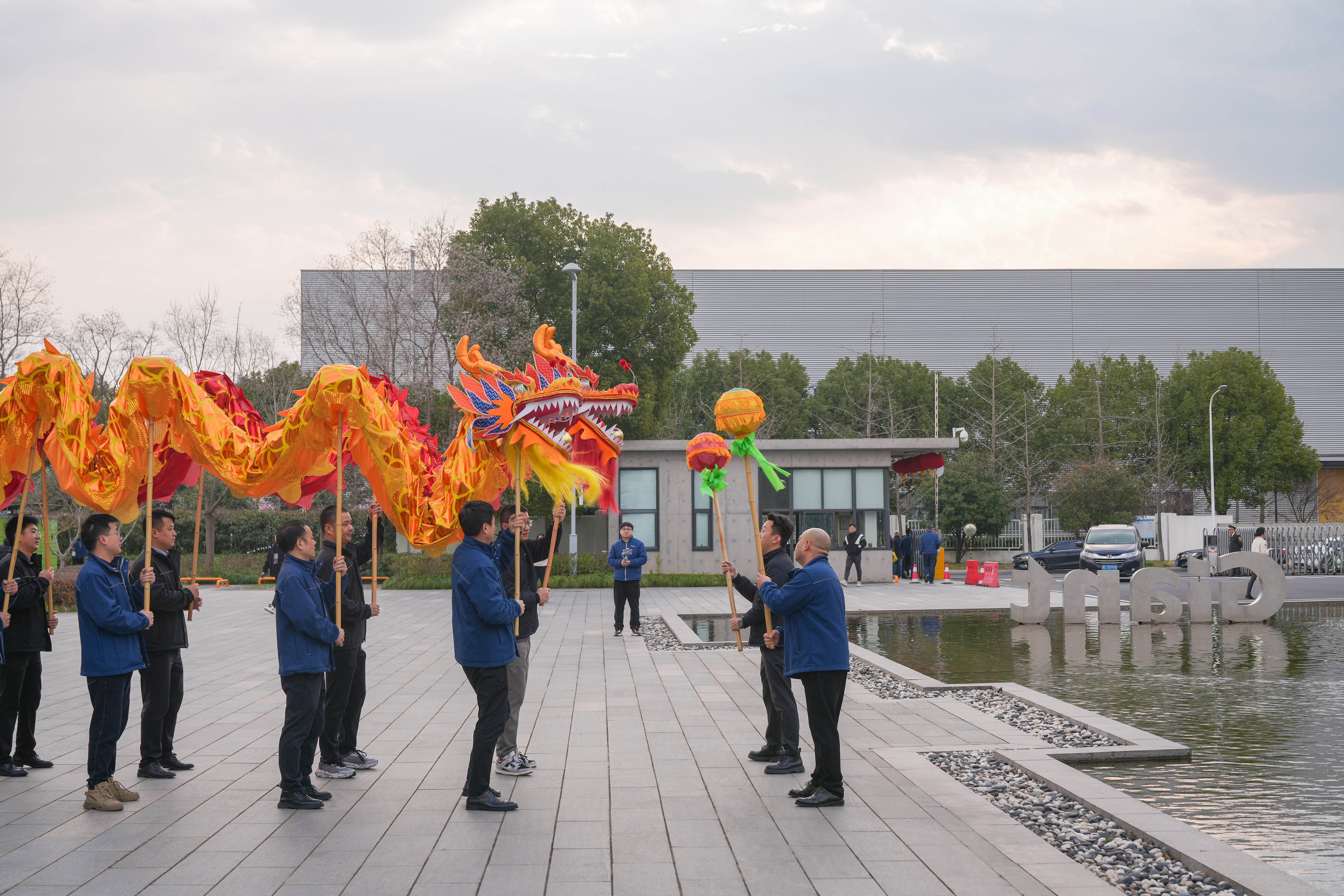 祥龍騰飛迎開(kāi)工 春到巨人工業(yè)園