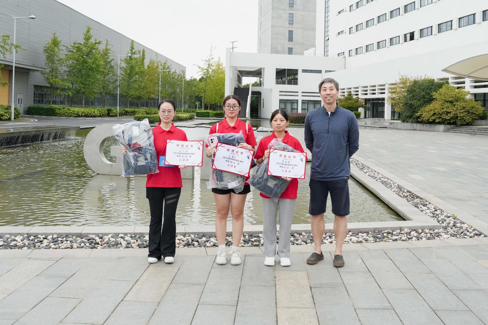 塔下再聚首 攀登勢正雄——巨龍電梯試驗塔第六屆登高跑開賽 塔下再聚首 攀登勢正雄——巨龍電梯試驗塔第六屆登高跑開賽