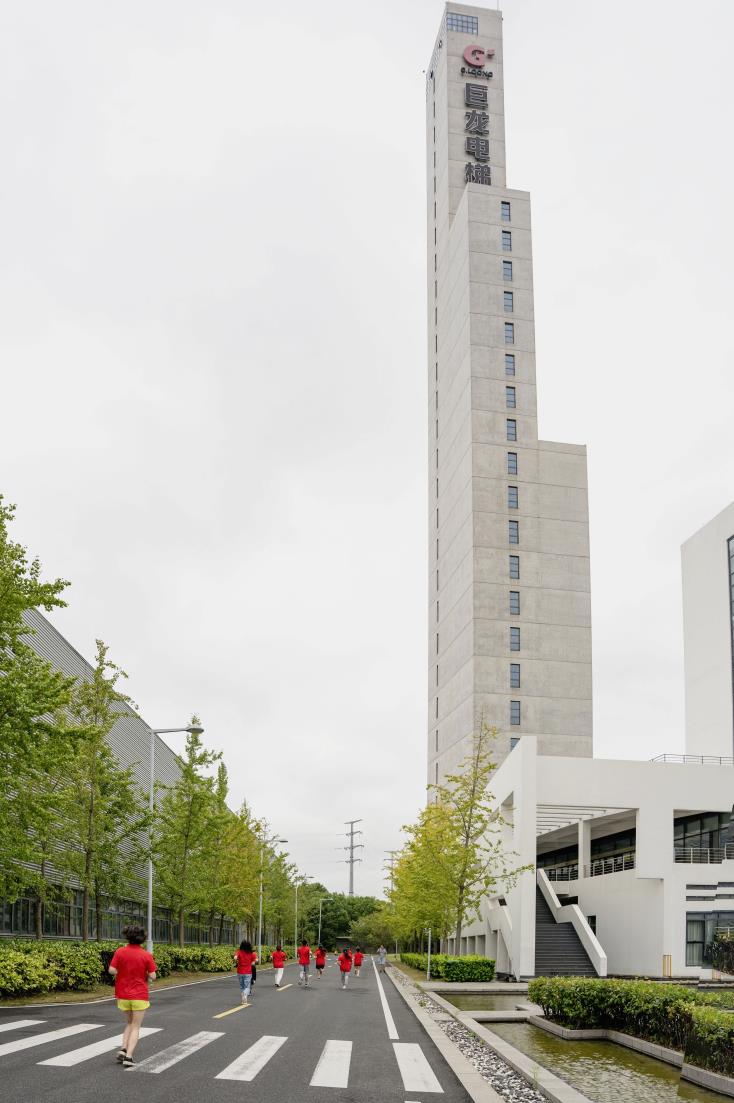 塔下再聚首 攀登勢正雄——巨龍電梯試驗塔第六屆登高跑開賽 塔下再聚首 攀登勢正雄——巨龍電梯試驗塔第六屆登高跑開賽