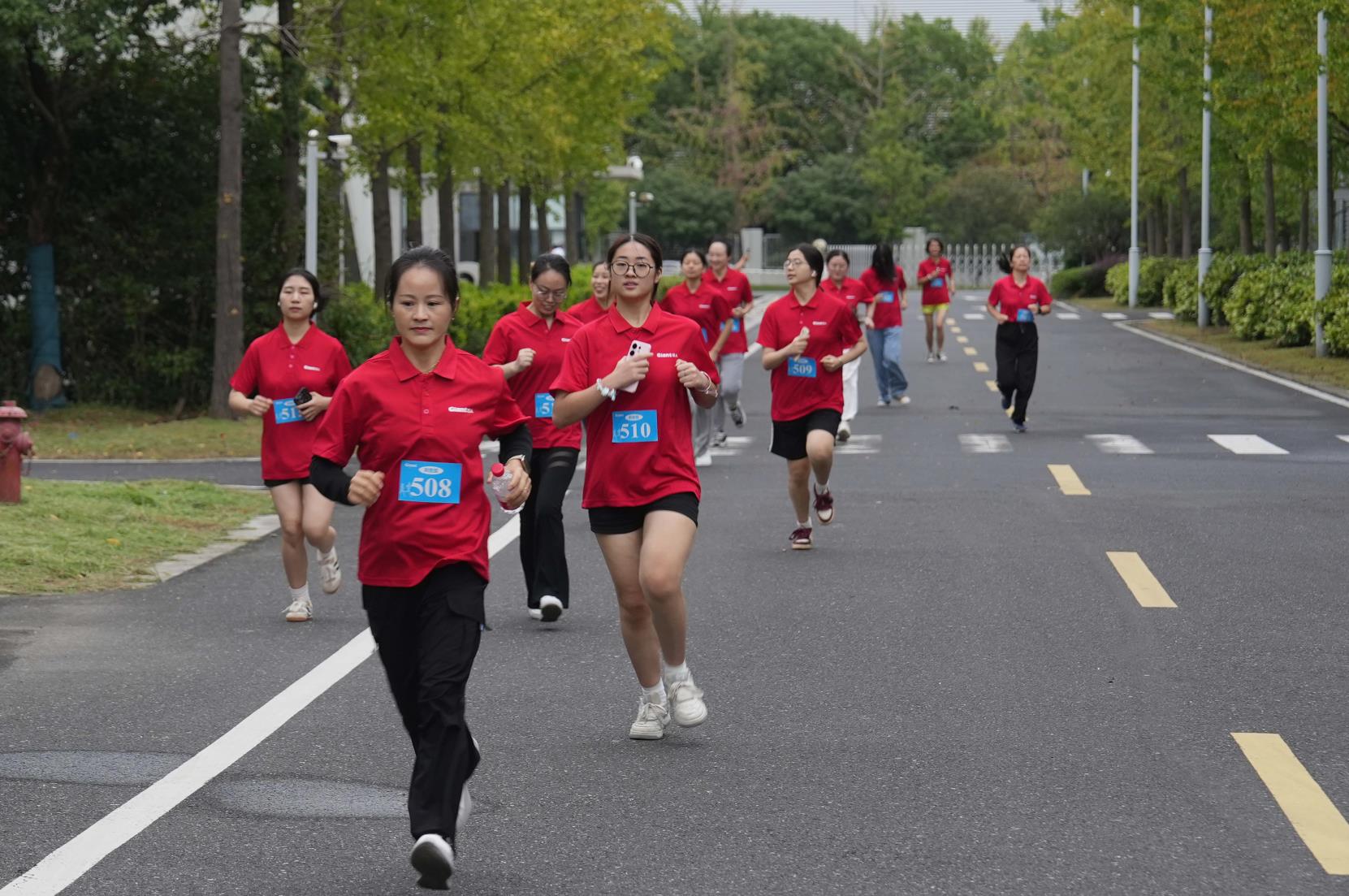塔下再聚首 攀登勢正雄——巨龍電梯試驗塔第六屆登高跑開賽 塔下再聚首 攀登勢正雄——巨龍電梯試驗塔第六屆登高跑開賽