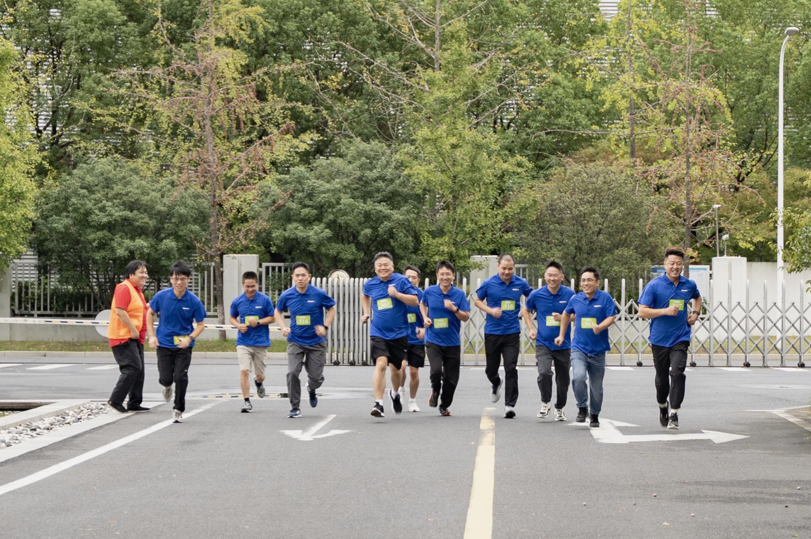 塔下再聚首 攀登勢正雄——巨龍電梯試驗塔第六屆登高跑開賽 塔下再聚首 攀登勢正雄——巨龍電梯試驗塔第六屆登高跑開賽